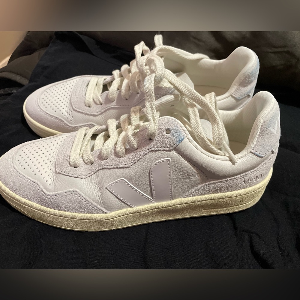 VEJA V-90 Leather Sneaker UNISEX